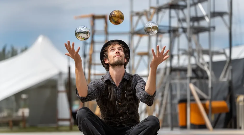 Jongleur balanceert drie bollen die de drie sferen van de sociale driegeleding symboliseren: economisch leven (broederschap), rechtsleven (gelijkheid) en geestesleven (vrijheid)